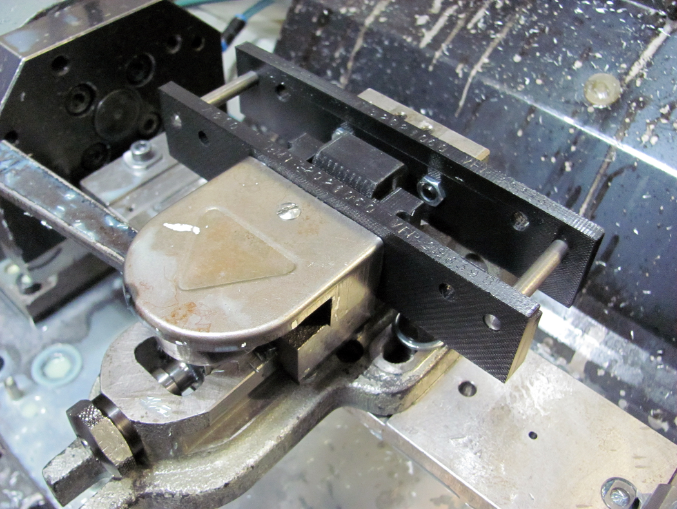 Märklin has partly replaced CNC-milled steel clamps in the
manufacturing process and combined CNC-milled parts together
with 3D printed components in the same tool.