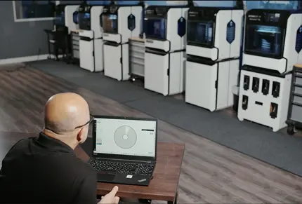 dental-lab-tech-managing-fleet-of-3d-printers